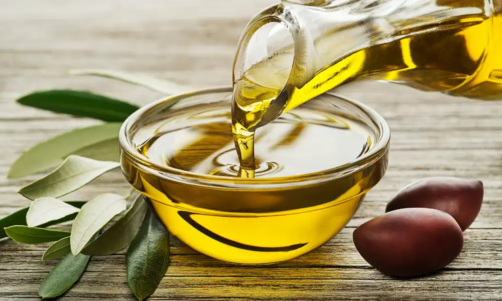 sirviendo aceite de oliva